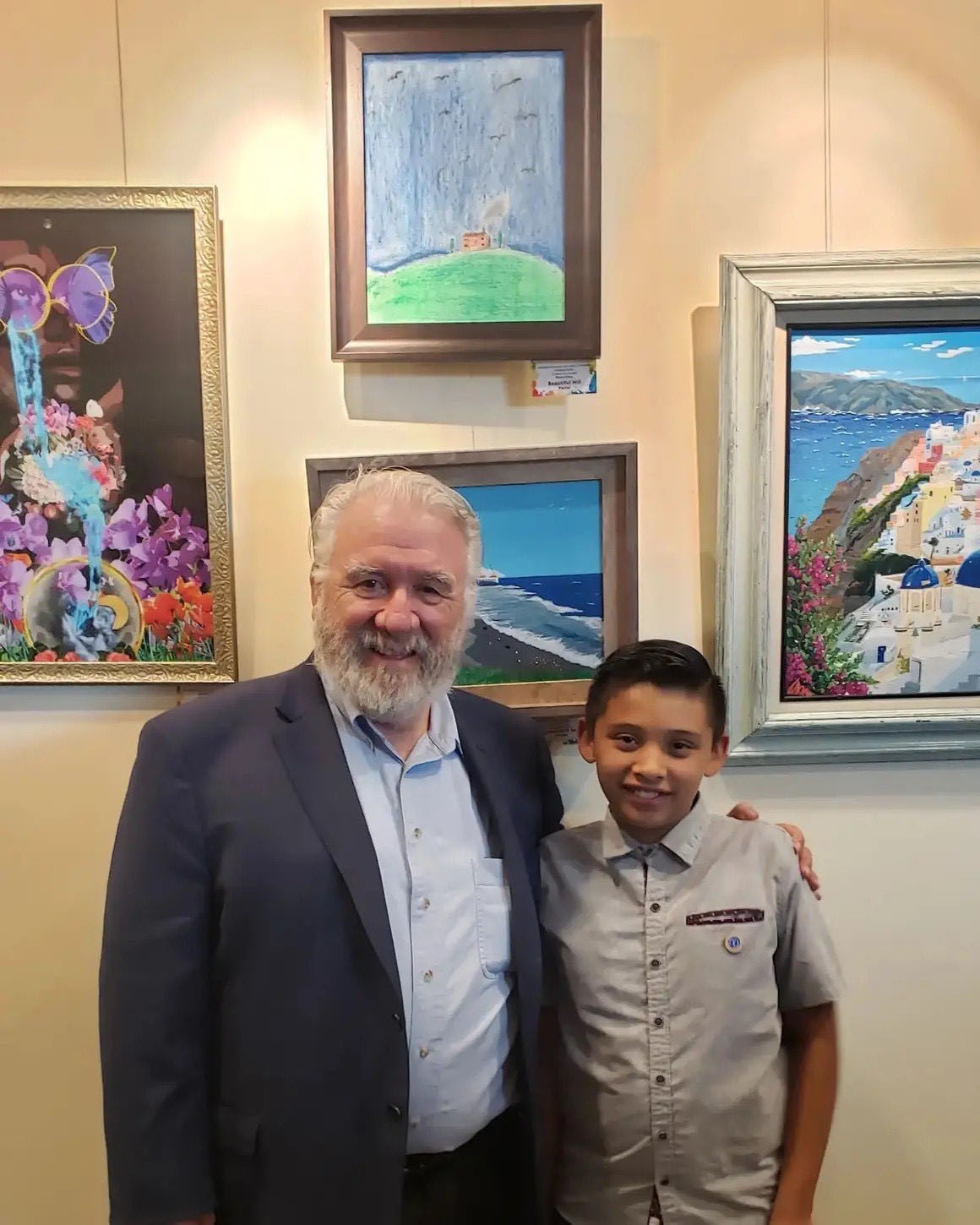 Pablito con el alcalde interino de la ciudad y su obra de arte