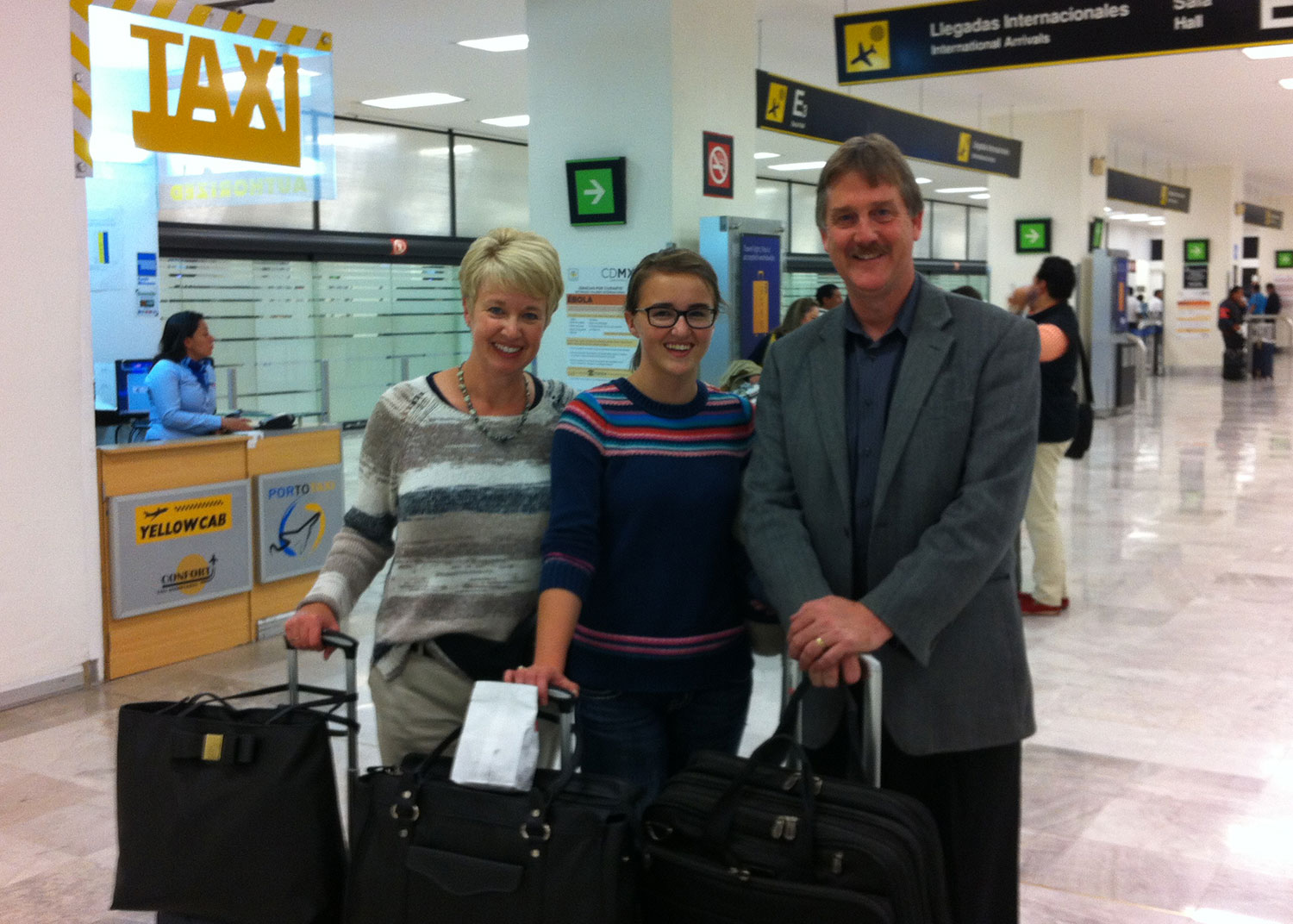 Pamela, her daughter, and Andrew Pudewa in airport